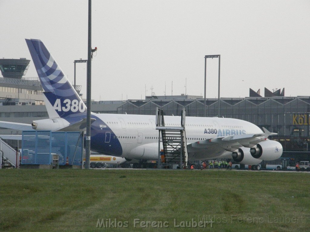 Warten auf den Airbus 380 Koeln Bonn P346.JPG